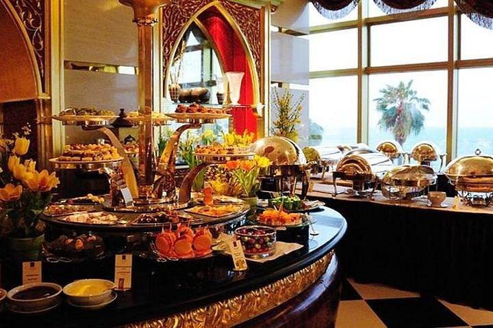 Enjoy a Burj Al Arab lunch tour with a 90-minute guided interior visit and a luxurious lunch at Al Iwan restaurant